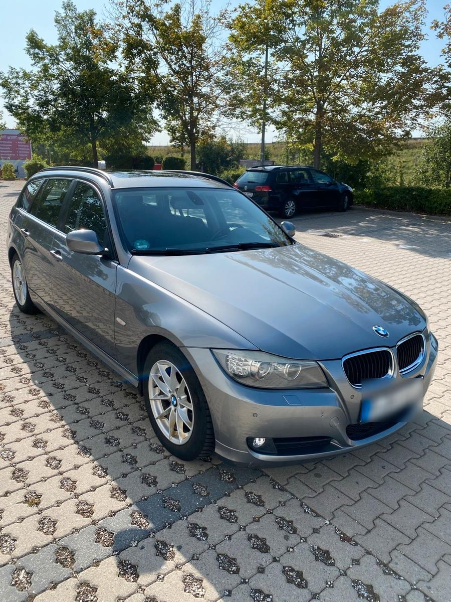 BMW 320 2011 — interior
