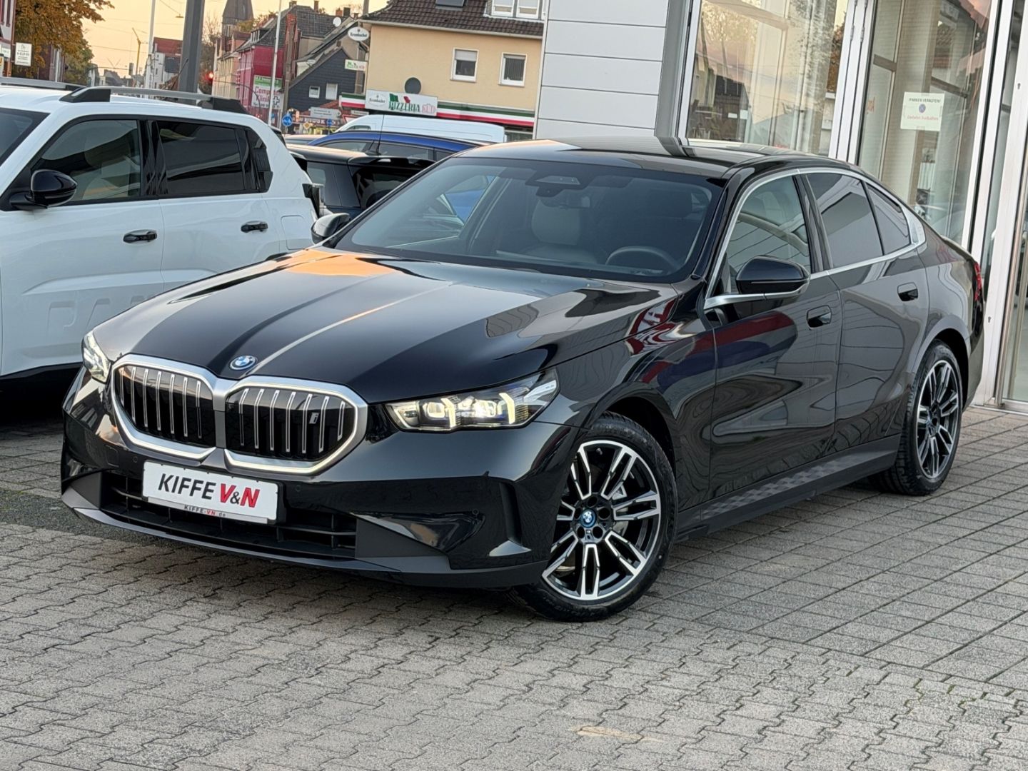 BMW i5 xDrive40 ICONIC PANO DA-PRO 360 B&W KLIMASITZ imagem 3