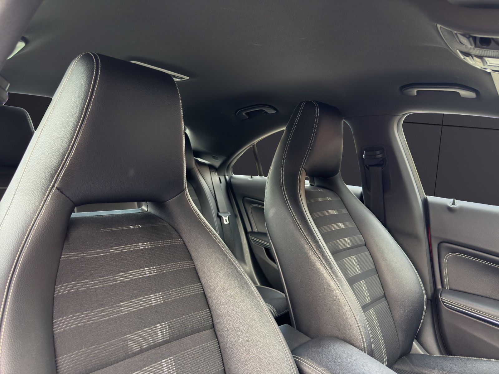 Fahrzeugabbildung Mercedes-Benz CLA 180/Urban/Sportpaket/Keyless Go/Ambiente