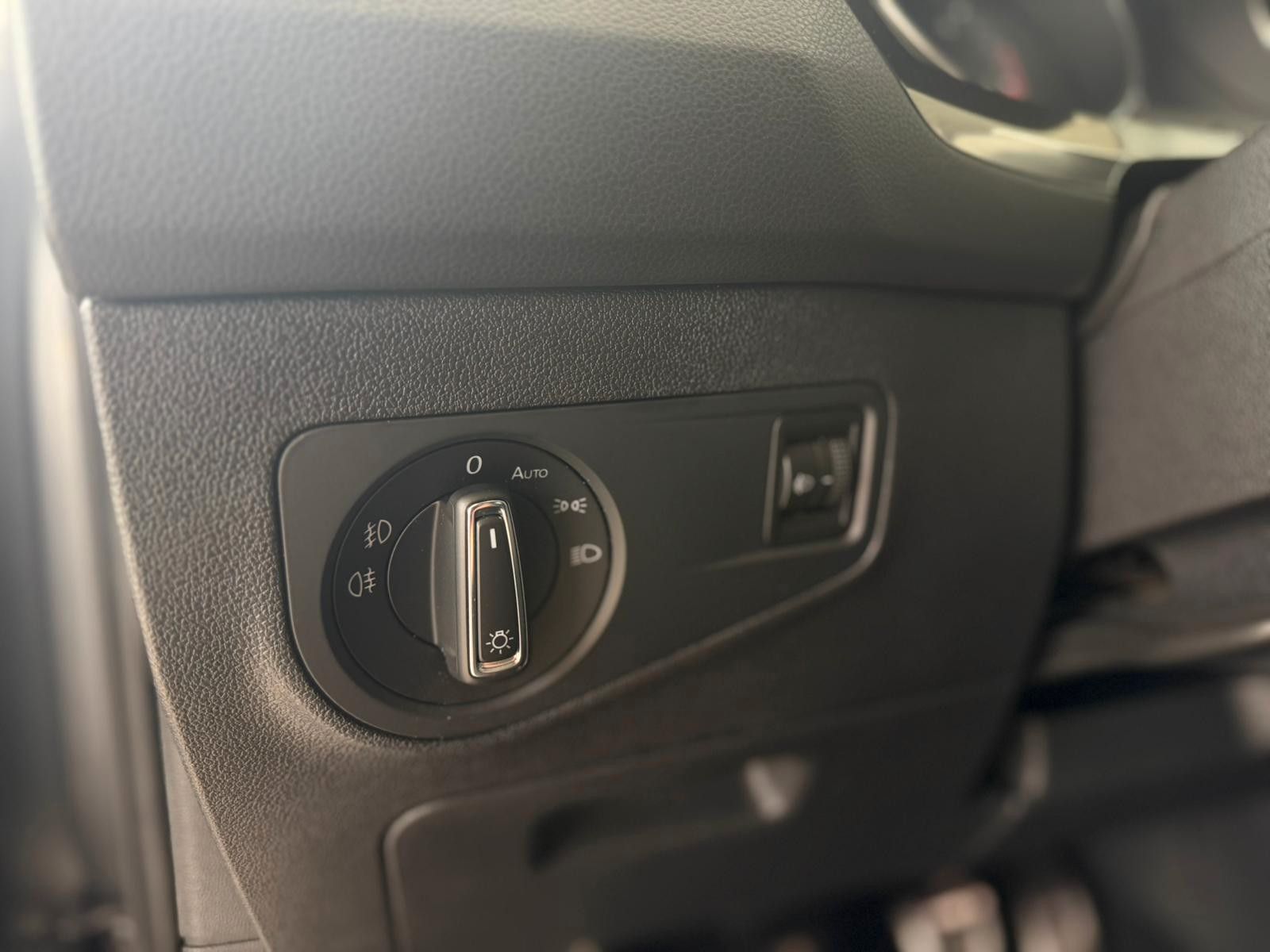 Fahrzeugabbildung Volkswagen Tiguan 2.0TDI Sound SITZHZG ACC NAVI AHK 8xALU