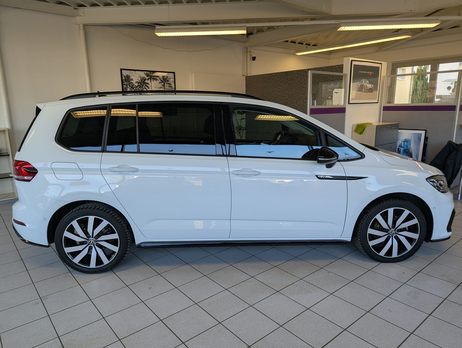 VW Touran 2.0 DSG R-Line High. Pano 7-Si IQ.Dri AHK - Image 8