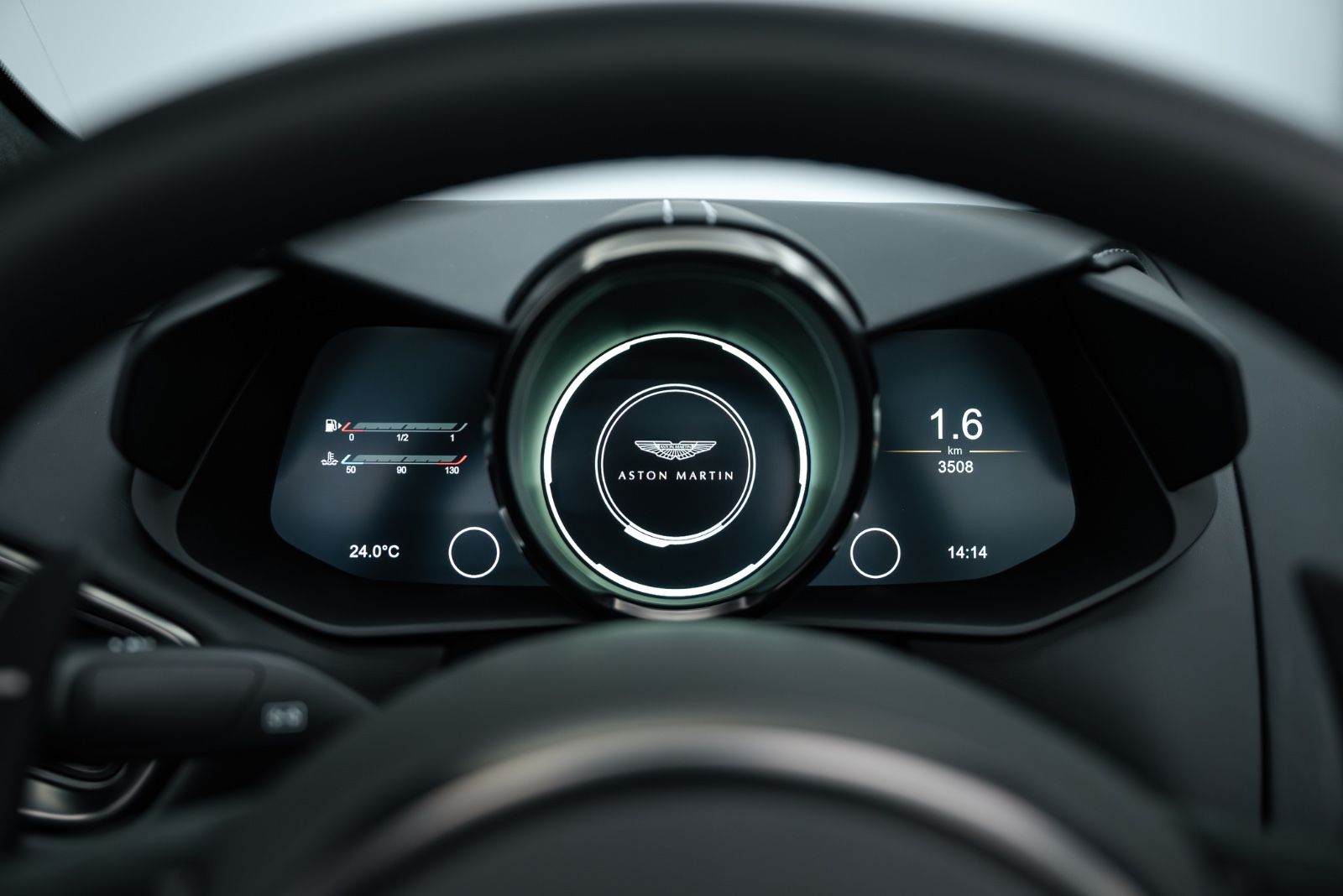 Fahrzeugabbildung Aston Martin V12 Vantage Roadster TOP GEPFLEGT/CARBON SEAT