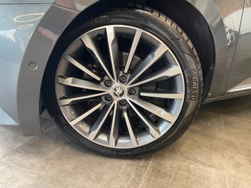 Skoda Superb Combi L&K *PANO*ACC*AHK*LEDER*NAVI*BI-XEN