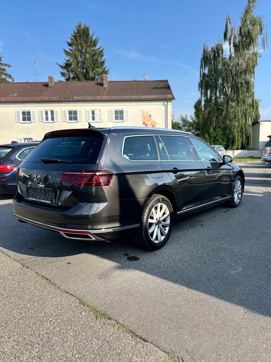 Volkswagen Passat Variant Elegance 1Hand
