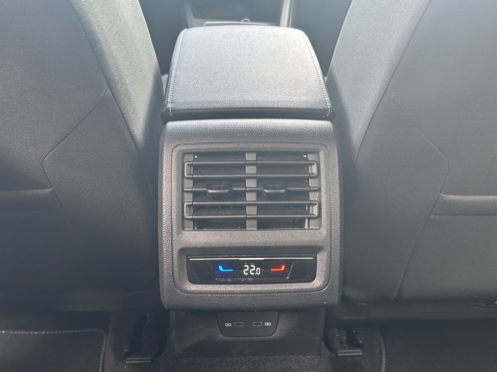 Fahrzeugabbildung Volkswagen Golf VIII Variant Active eTSI LED Navi ACC