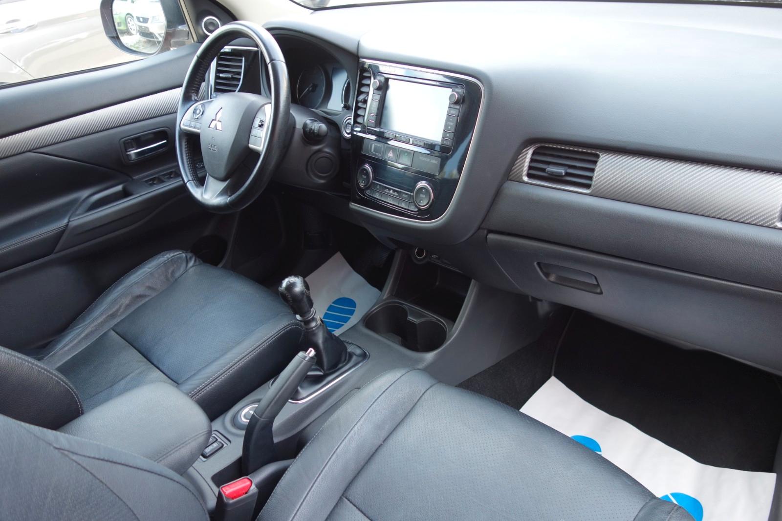 Mitsubishi Outlander 2.2 DI-D 150 ch 4WD Instyle • 7 places • Cuir • GPS • Toit ouvrant • Caméra