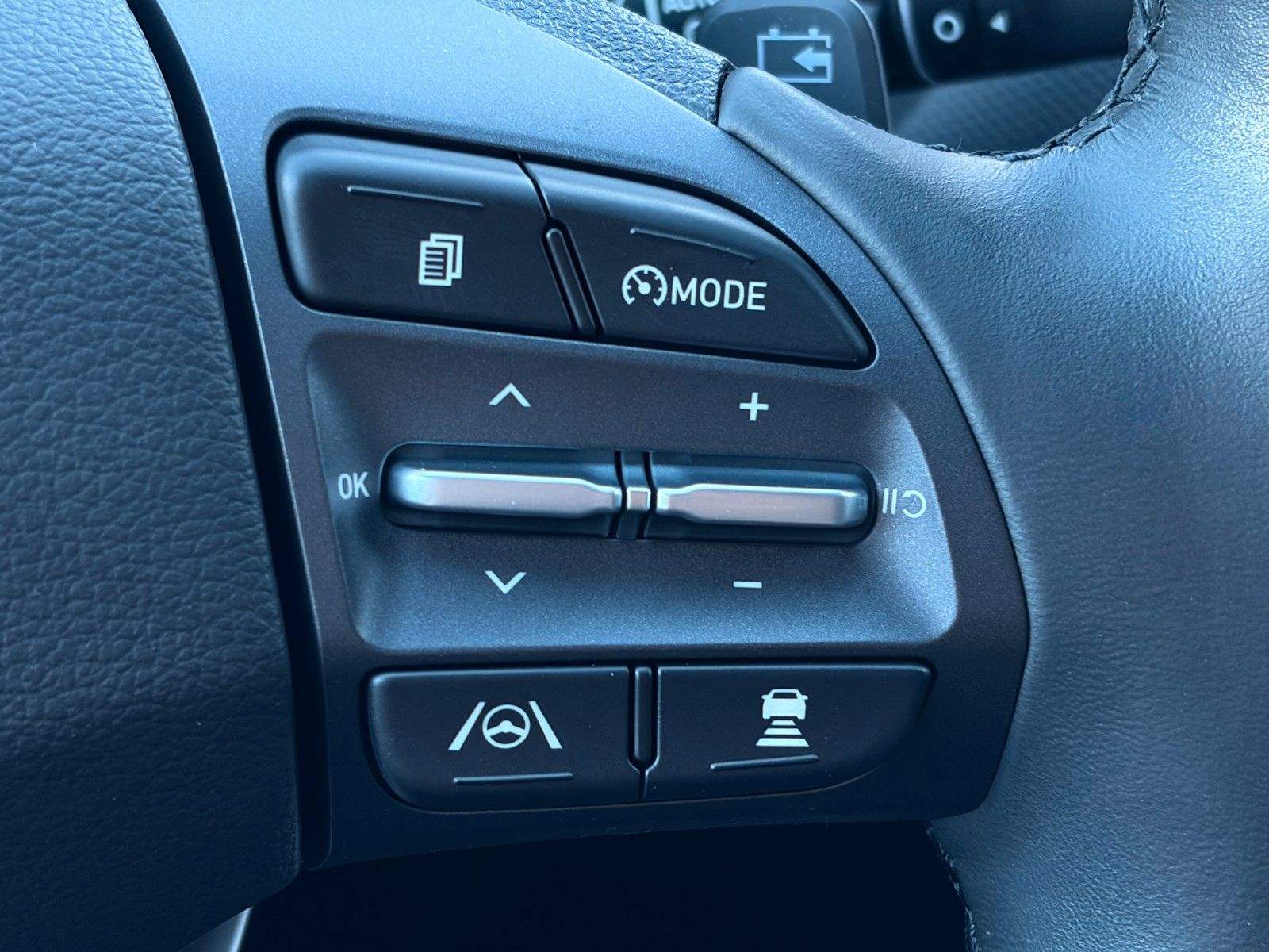 Fahrzeugabbildung Hyundai KONA E Trend SHZ LHZ LKA LFA ACC KRELL CarPlay