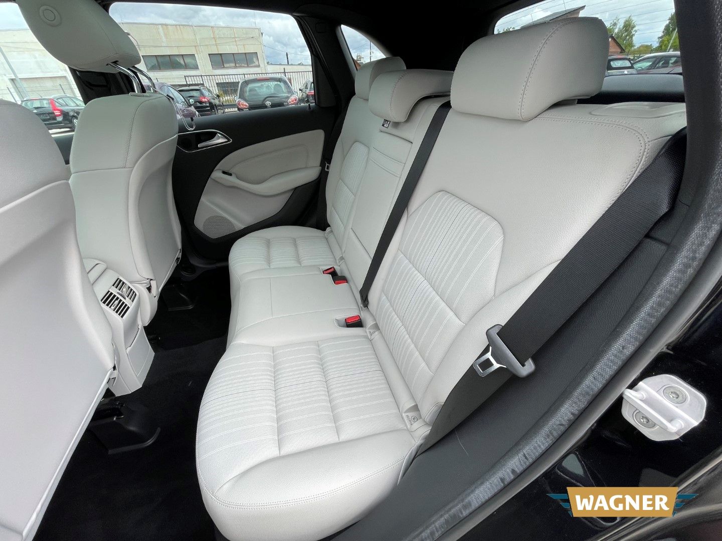 Fahrzeugabbildung Mercedes-Benz B 180 Pano Kamera Navi PDC SHZ Klimaautomatik