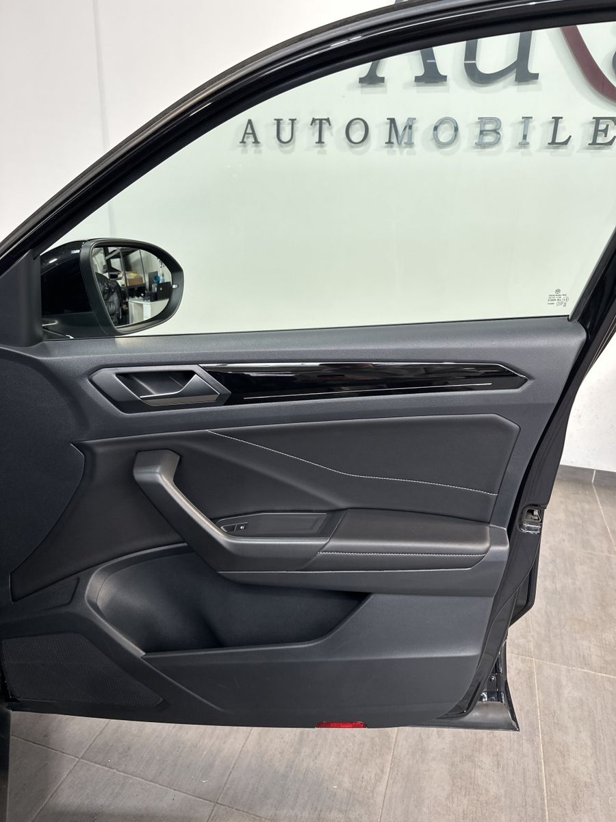 Fahrzeugabbildung Volkswagen T-Roc 2.0 TSI DSG R-Line Black 4M NAV+LED+AHK+VC