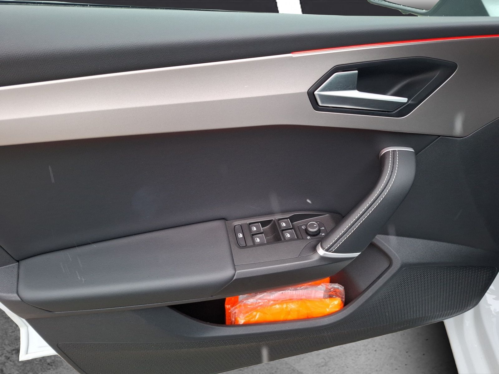 Fahrzeugabbildung SEAT Leon TSI Xcellence DSG LED AHK Navi ACC Park-Aas