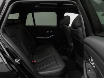 Fahrzeugabbildung BMW 330e M Sport Panorama Kamera HUD DAB HiFi Komfor