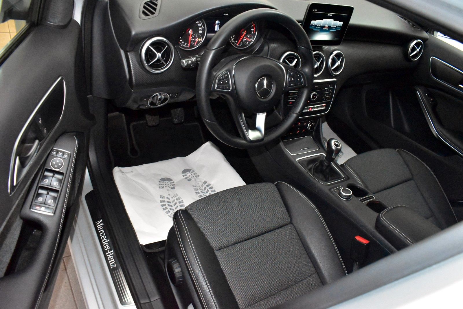 Fahrzeugabbildung Mercedes-Benz A 180 BE Style T.Leder,Navi,Kamera,SH,PDC