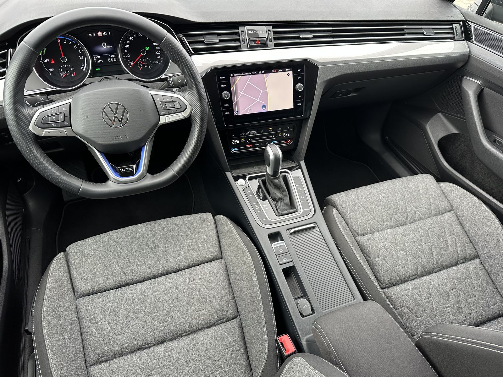 Fahrzeugabbildung Volkswagen Passat GTE Hybrid NAV+LED+KAM+AHK+1HAND+17ZO+PP
