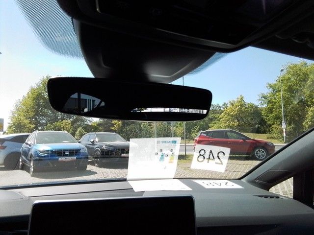 Fahrzeugabbildung Volkswagen Golf VIII EDITION 50 Matrix AHK PANO HUD Kamera