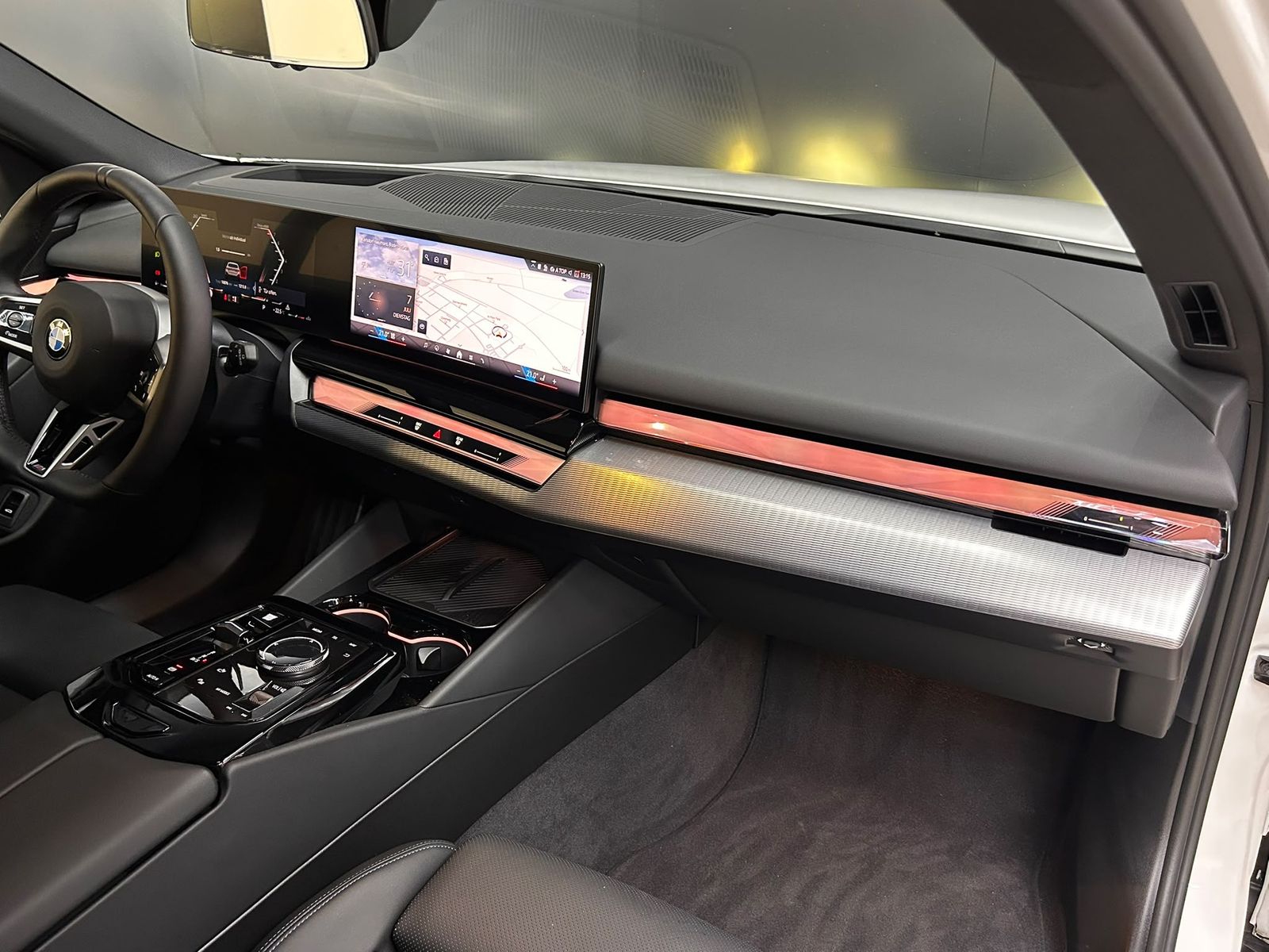 Fahrzeugabbildung BMW 520 T Sport Aut M PAKET+SCHADO+HEAD+H&K+360+AHK+