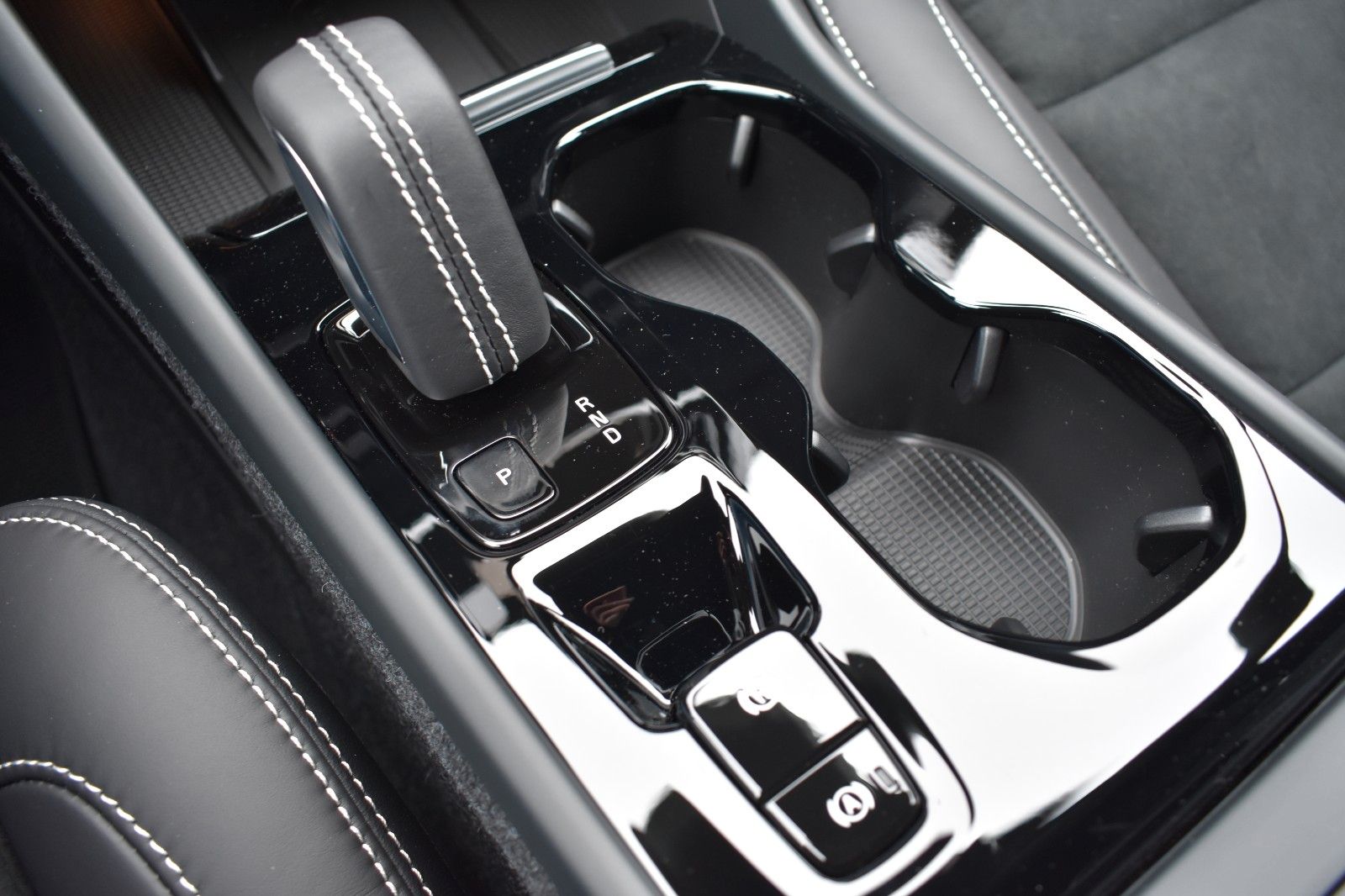 Fahrzeugabbildung Volvo XC40 B4 Autom. R-Design*H&K*RFK*ACC*AHK