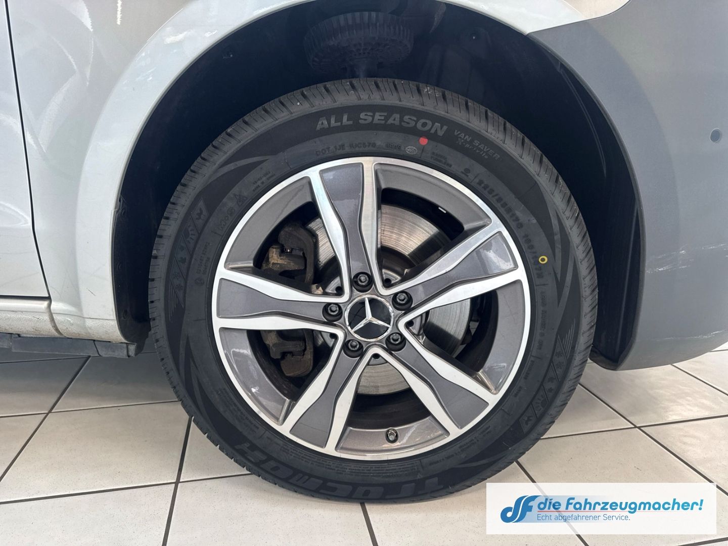Fahrzeugabbildung Mercedes-Benz Vito Tourer 119 CDI 4x4 lang Navi LED Blendfrei