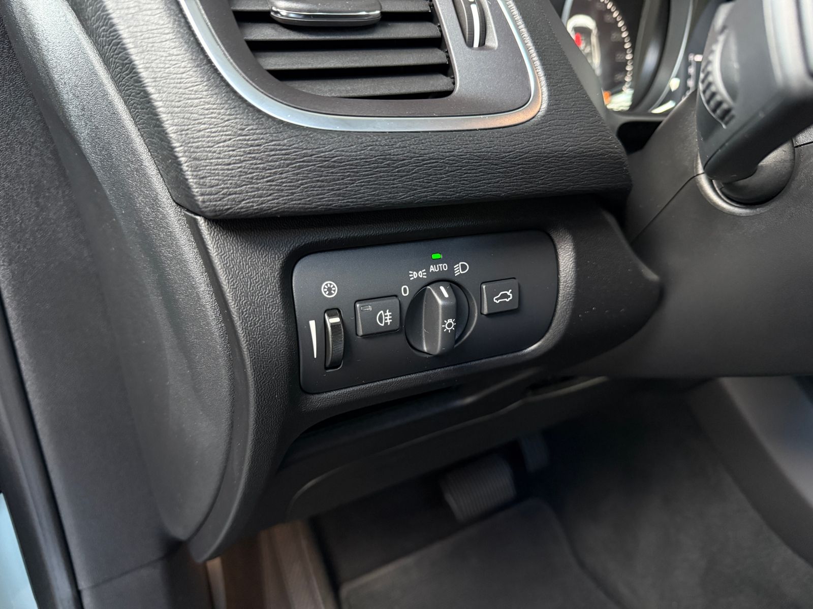Fahrzeugabbildung Volvo V40 Kinetic SENSUS CONNECT LED SHZ PDC ALU