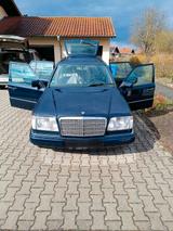 Mercedes-Benz Mercedes E220 Modell 124T - Mercedes-Benz E 220 mit Benzin-Antrieb: Kombi