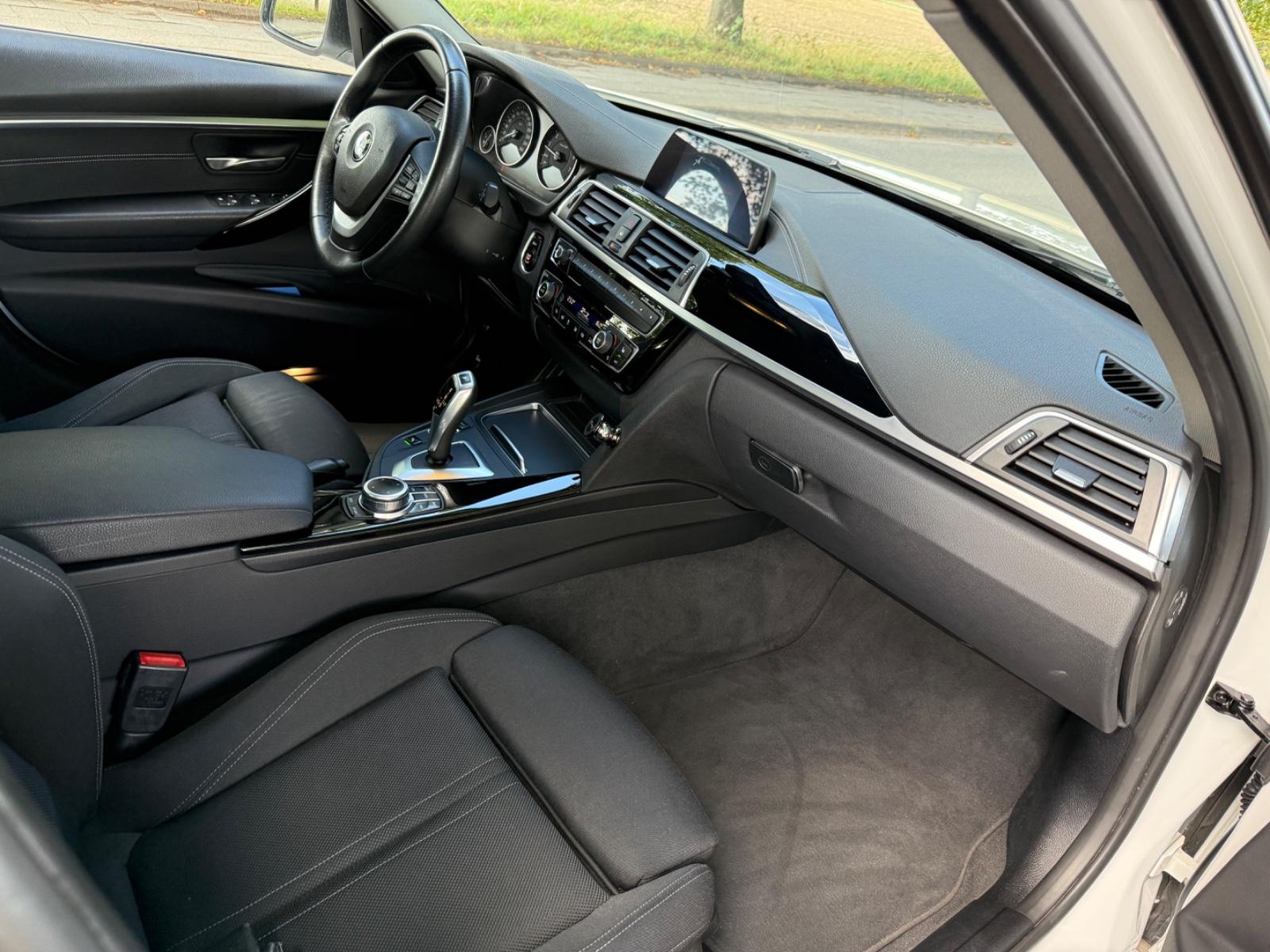 BMW 320i xDrive Touring Sport Line Automatic Spo...