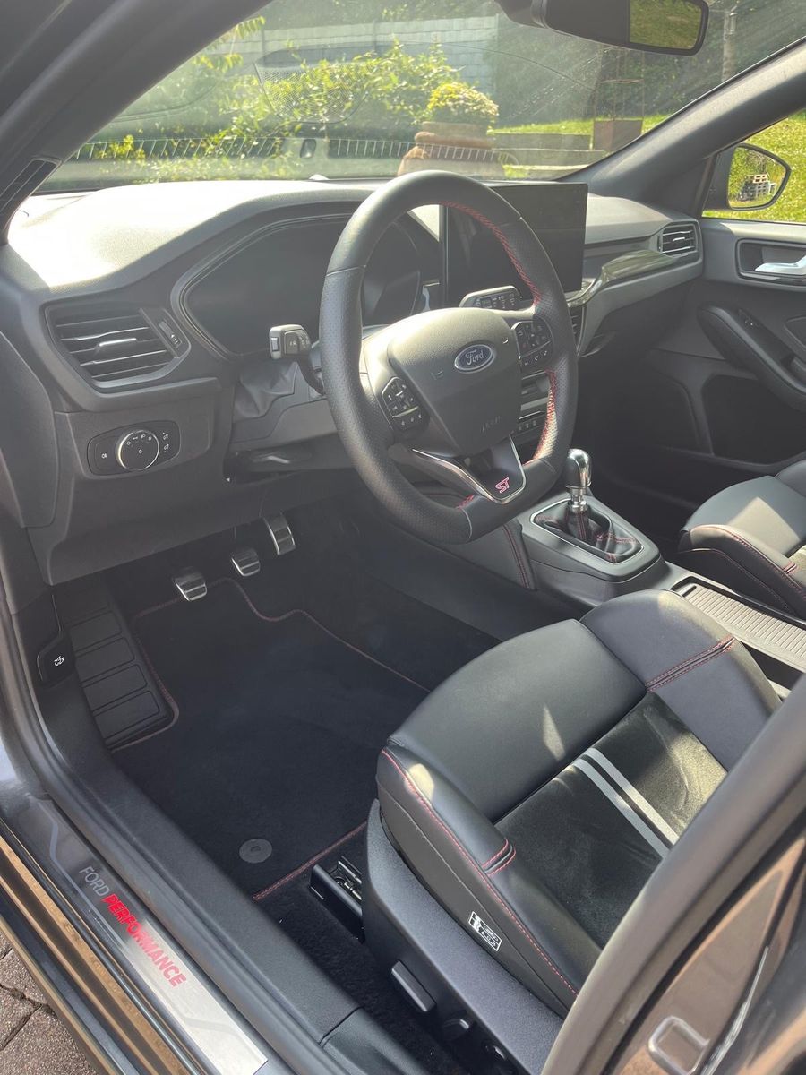 Fahrzeugabbildung Ford Focus Turnier ST X Pano AHK Garantie