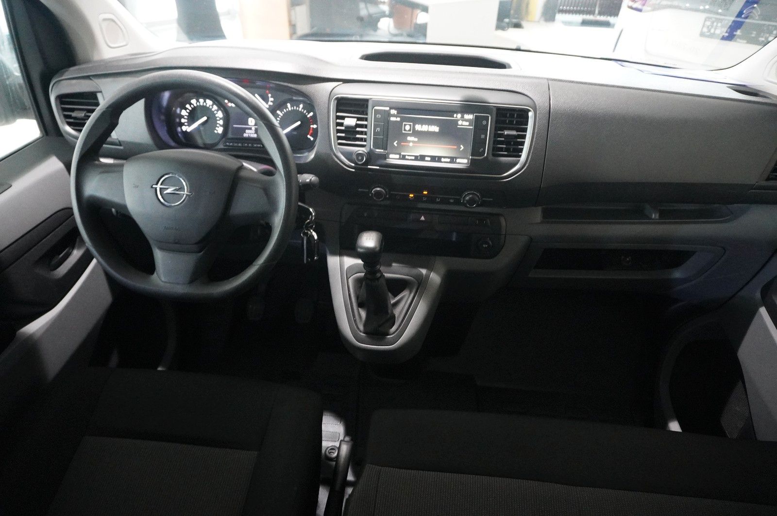Fahrzeugabbildung Opel Vivaro C Kombi 2.0D "L" 9-SITZER NAVI/TEMP./DAB+
