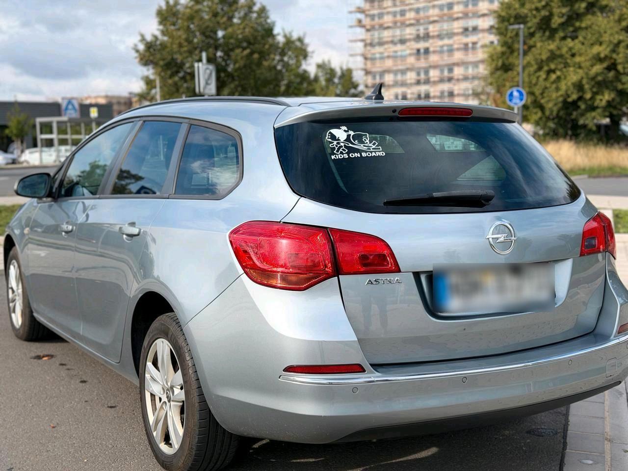 Opel Astra 2013 — photo 13