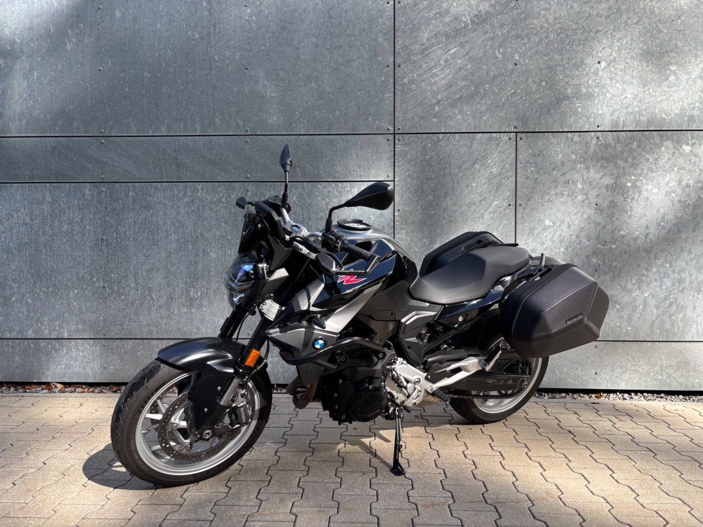 Fahrzeugabbildung BMW F 900 R Tieferlegung Seitenkoffer