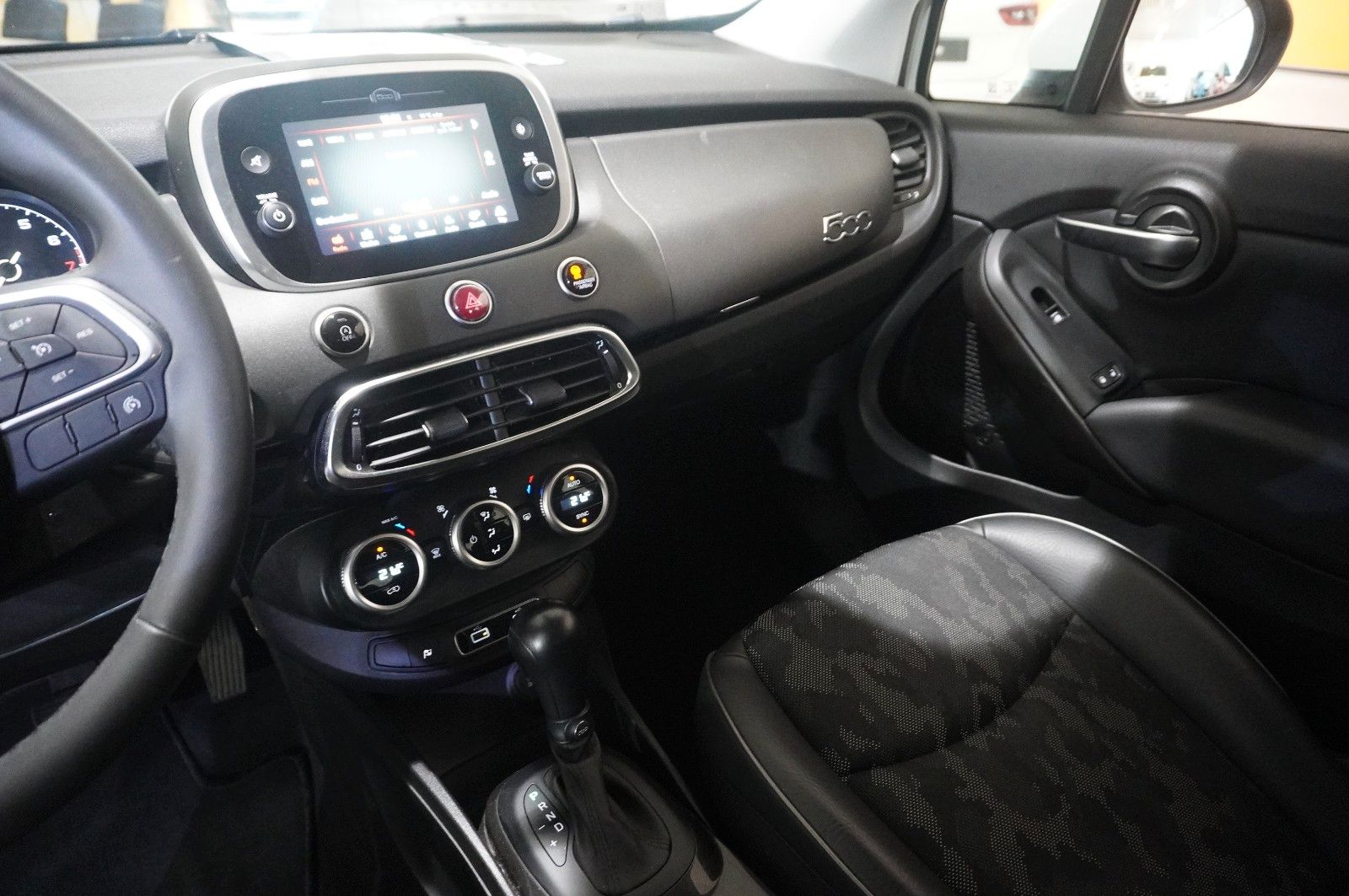 Fahrzeugabbildung Fiat 500X 1.3T CROSS DCT NAVI/LED/PDC/SPORT/TEMP/DAB+