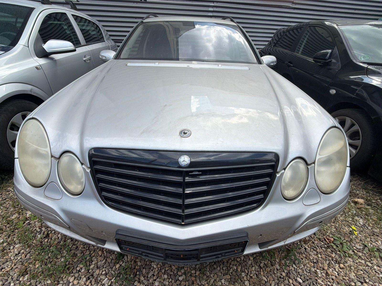 Mercedes-Benz E220 2005 — rear view