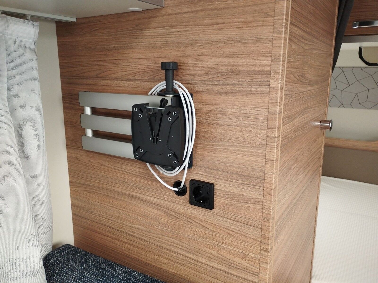 Fahrzeugabbildung Weinsberg CaraOne 390 QD Autark-Paket, Smart-Paket