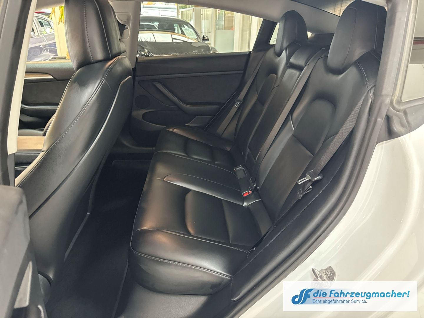 Fahrzeugabbildung Tesla Model 3 Basis RWD Soundsystem ACC El. Heckklappe