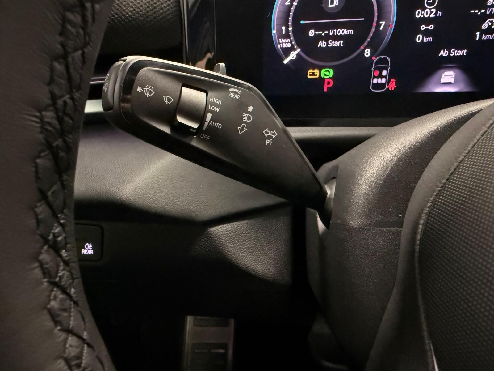 Fahrzeugabbildung Volkswagen T-Roc 1.5 eTSI DSG R-Line+AHK+ACC+TOTWINKEL+RFK+