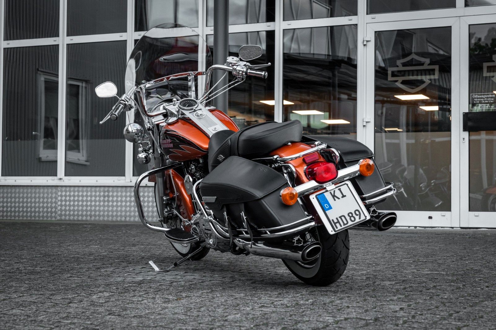 Fahrzeugabbildung Harley-Davidson FLHRC Road King Classic - BLACK BEAR - SELTEN