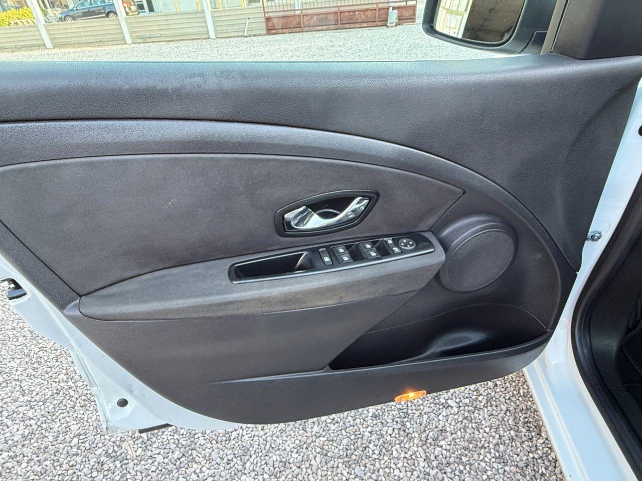 Renault Megane 2011 — photo 11