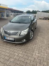 Toyota Avensis 2.2 D-4D - Toyota Avensis mit Diesel-Antrieb: Kombi, Automatik, 2.2