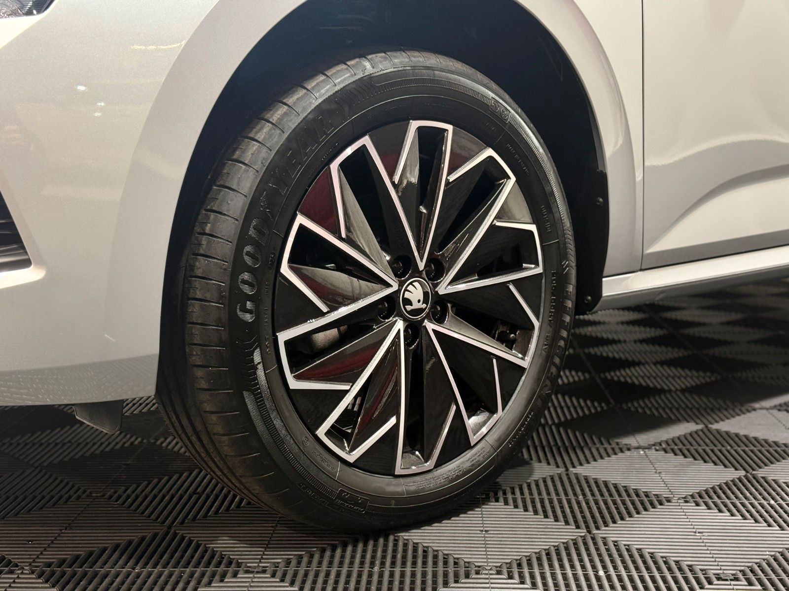 Fahrzeugabbildung SKODA Kamiq Selection / DSG / Kamera / 17 Zoll