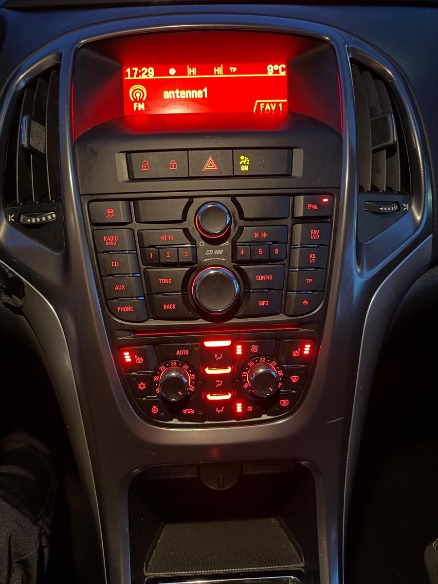 Opel Astra 2011 — photo 16