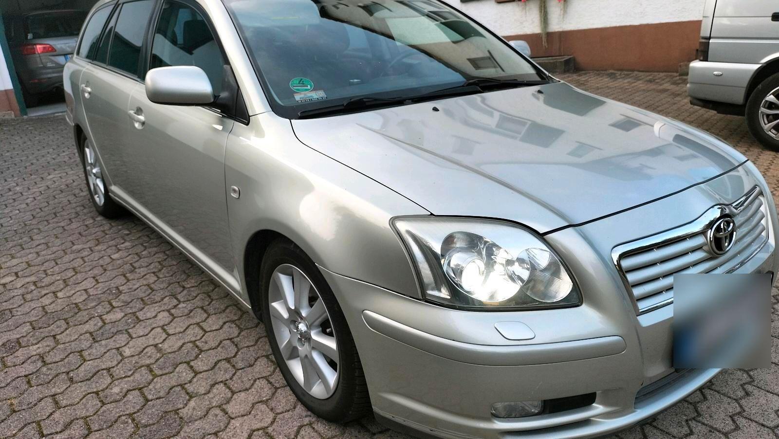 Toyota Avensis 2004 — interior