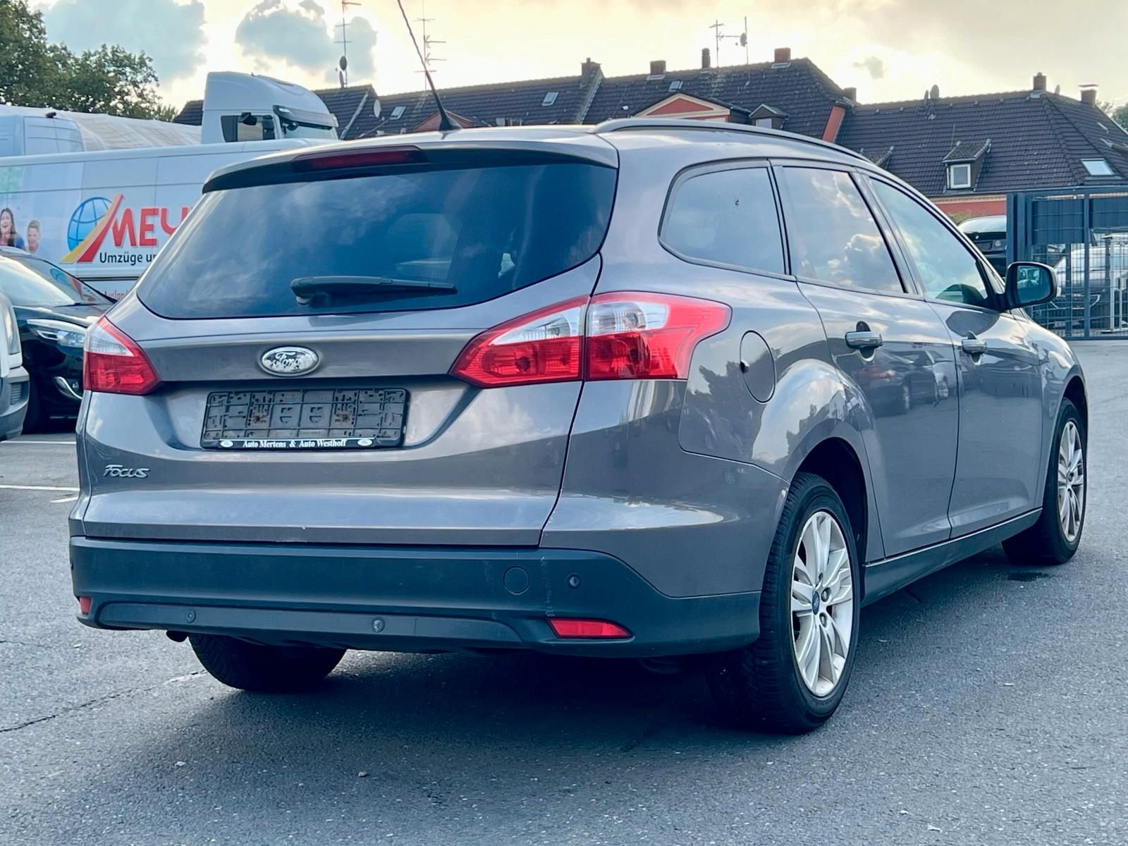 Ford Focus 2011 — салон