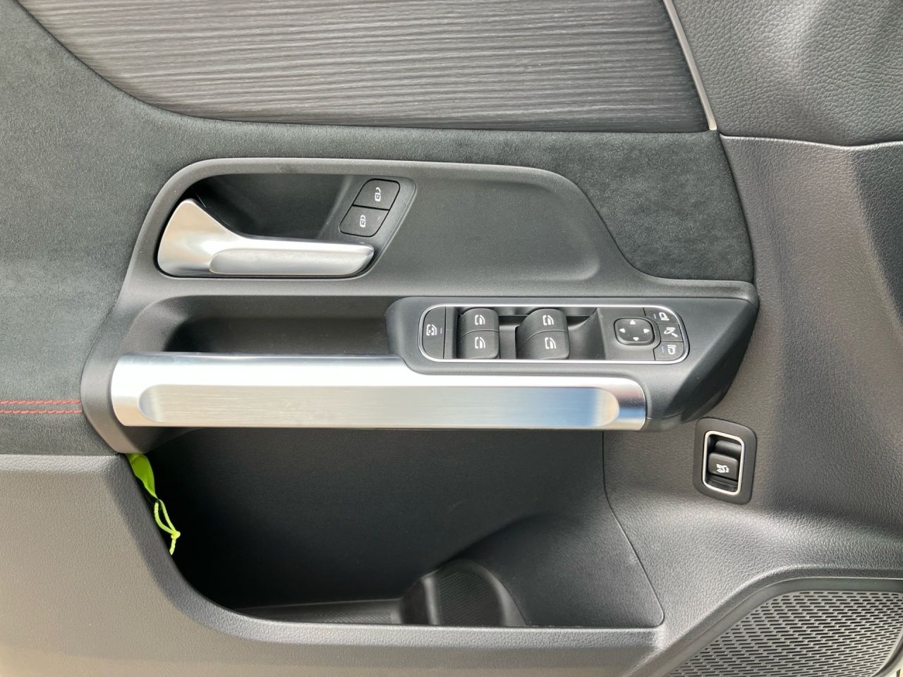 Fahrzeugabbildung Mercedes-Benz EQB 300 4M BONUS+AMG+NIGHT+AHK+DISTRON+KAMERA+