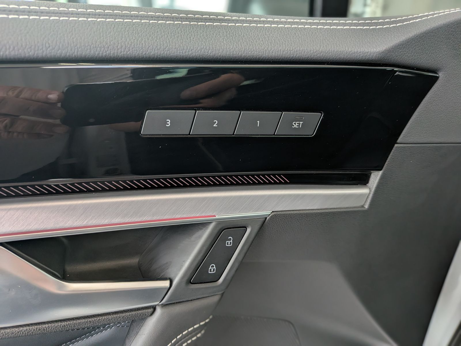 Fahrzeugabbildung Volkswagen Touareg 3.0TDI 4M R-Line VOLL Black 22" UPE 114T