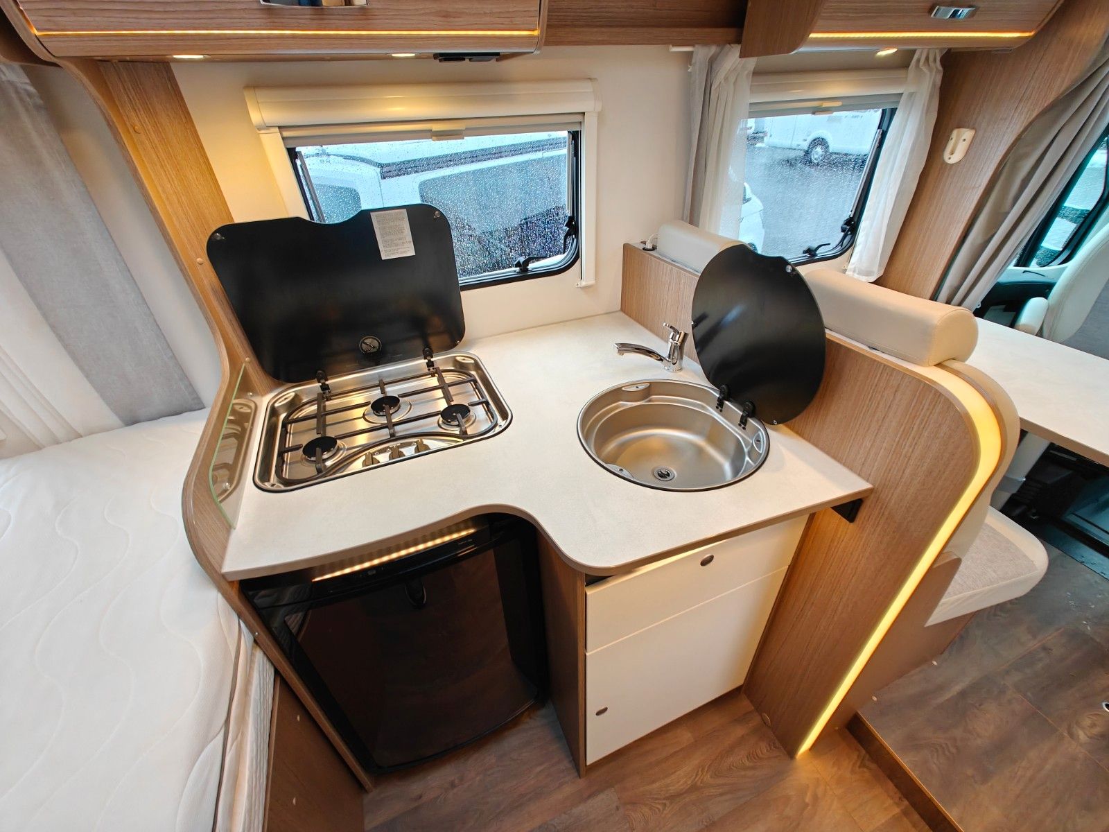 Fahrzeugabbildung Carado T-348 - Automatik, SAT, TV, 2x Solar, Hubbett -