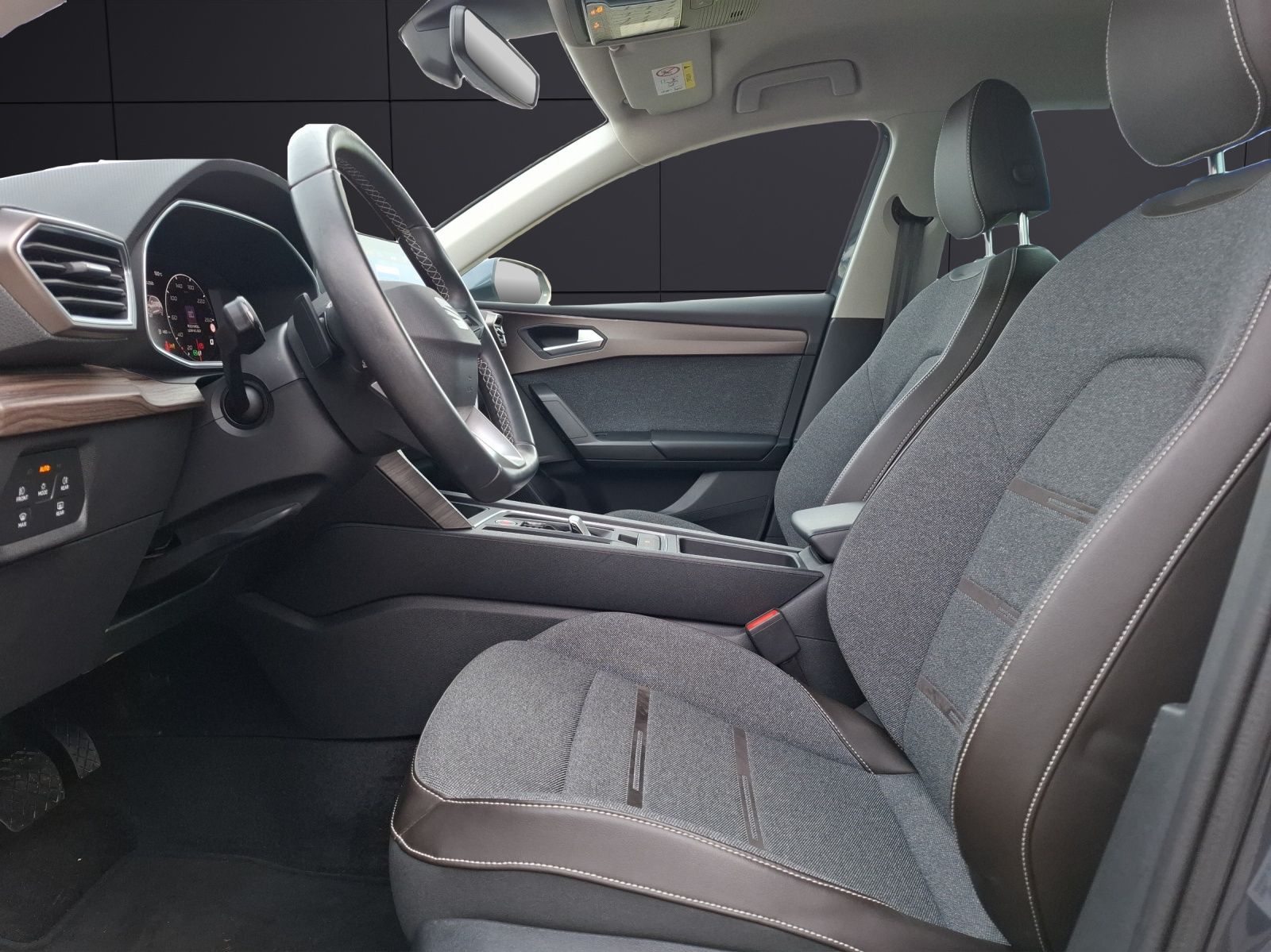 Fahrzeugabbildung SEAT Leon ST eTSI Xcellence DSG LED AHK Navi ACC RFK