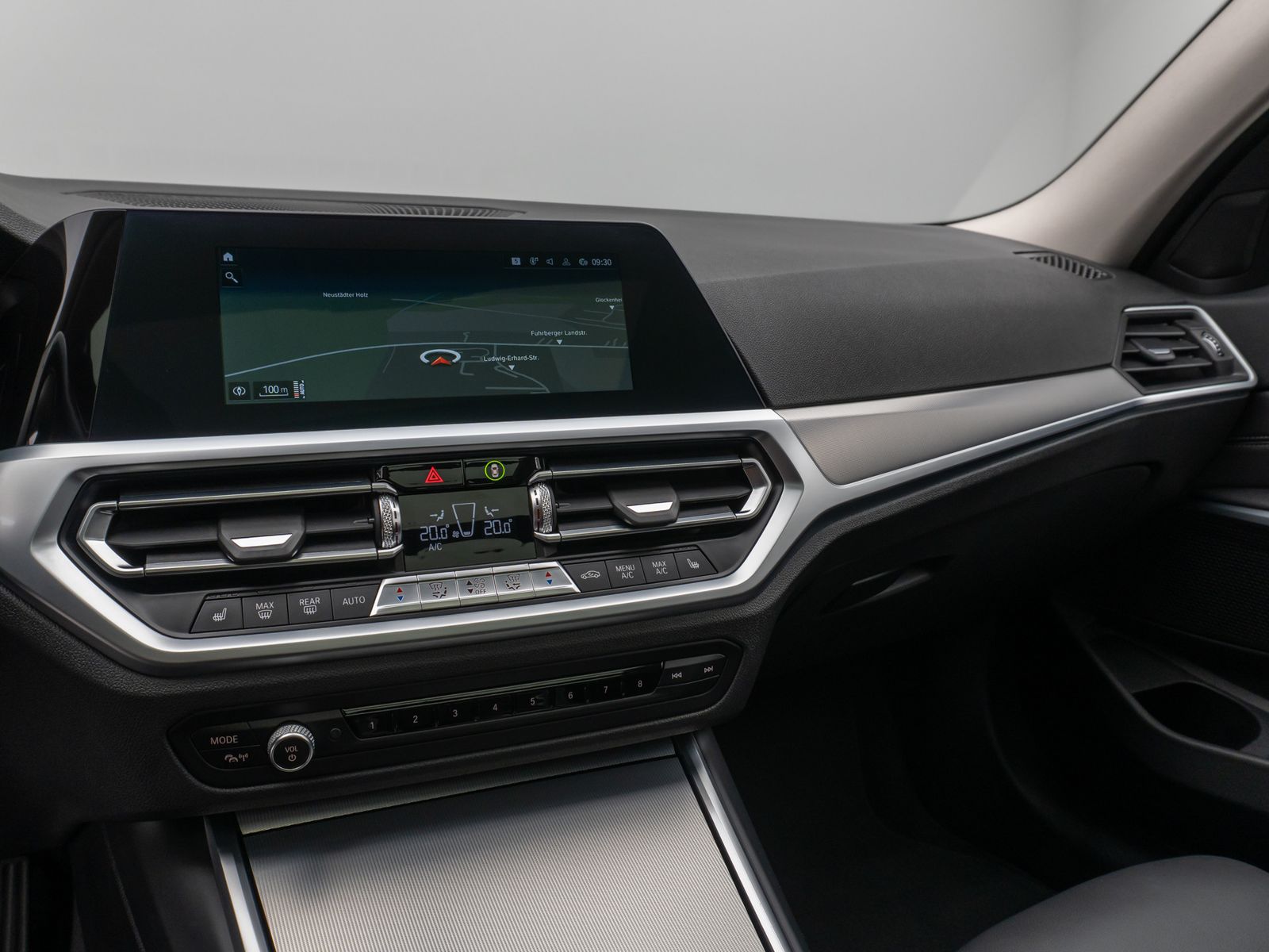 Fahrzeugabbildung BMW 330d xD Panorama DAB HiFi Stop&Go PDC AHK Sport