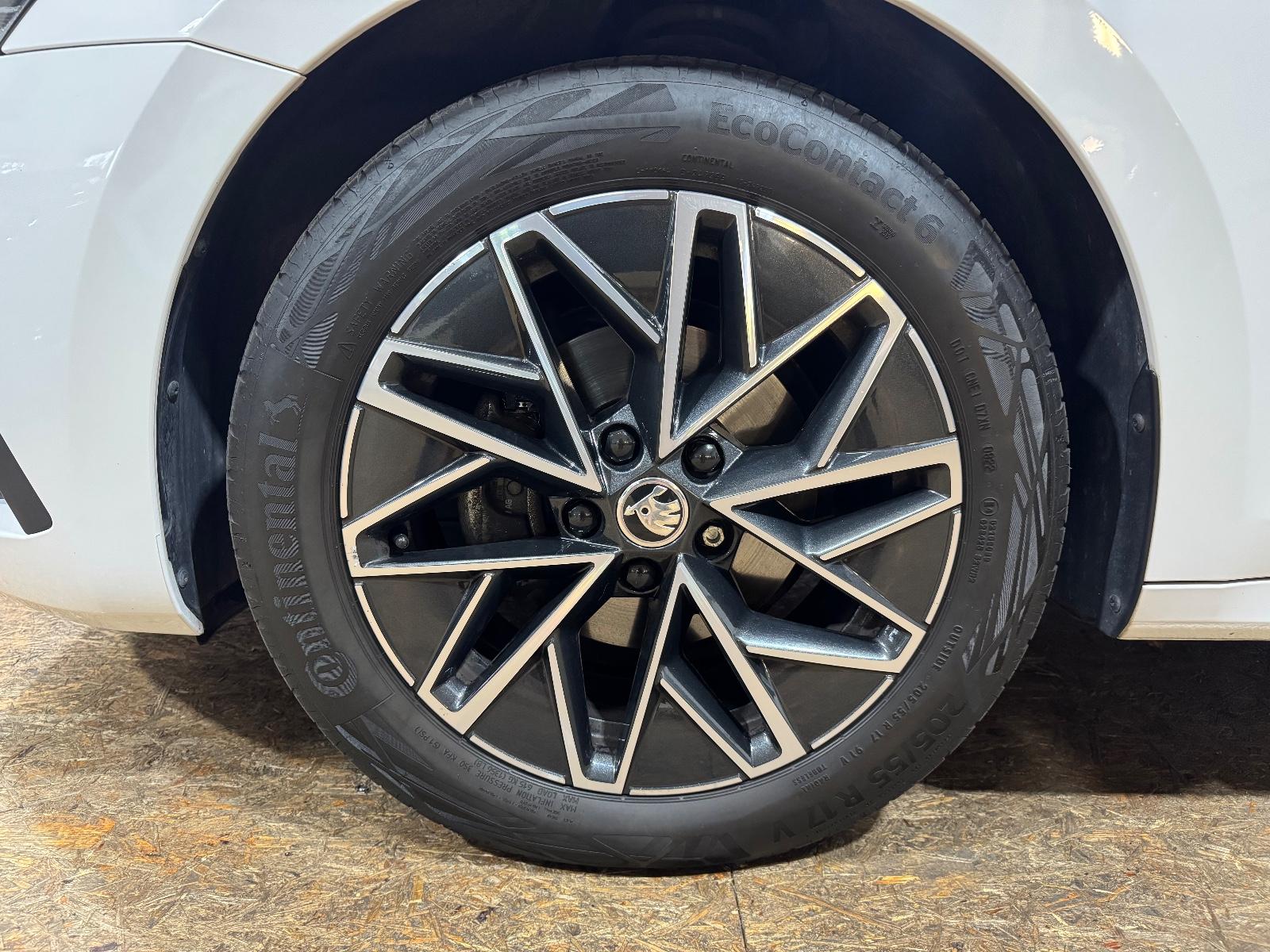 Skoda OctaviaCombiClever 2.0TDI DSG/STHEIZ/AHK/MATRIX