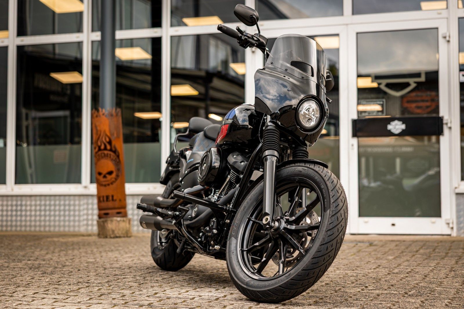 Fahrzeugabbildung Harley-Davidson FXLR LOW RIDER - JEKILL & HYDE -