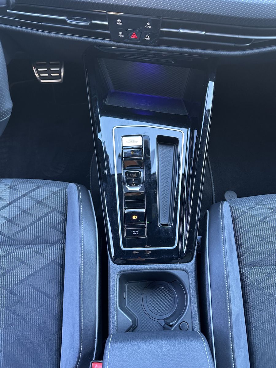 Fahrzeugabbildung Volkswagen Golf VIII 2.0 TSI DSG R-Line NAV+LED+AHK+KAM+ACC
