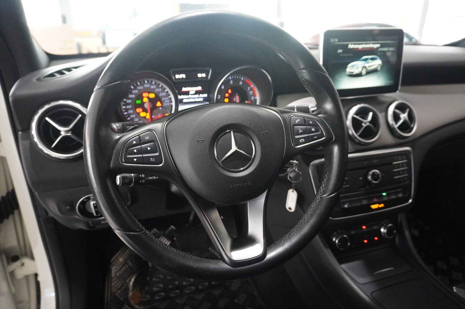 Fahrzeugabbildung Mercedes-Benz GLA 180 STYLE 7G-DCT NAVI/BI-XENON/SHZ/KAMERA