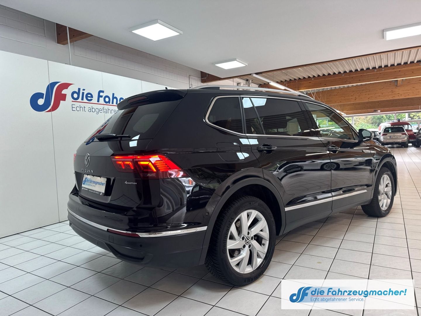 Fahrzeugabbildung Volkswagen Tiguan Life 4Motion 2.0 TDI AHK-klappbar Navi Di